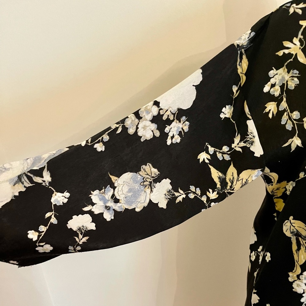Fashion Nova Black Blue Floral Long Sleeve Kimono Jacket Size Medium - Picture 2 of 4